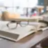 Akiniai ant knygos