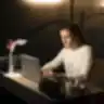 Moteris dirba prie kompiuterio vakare