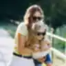 Moteris ir vaikas su saulės akiniais